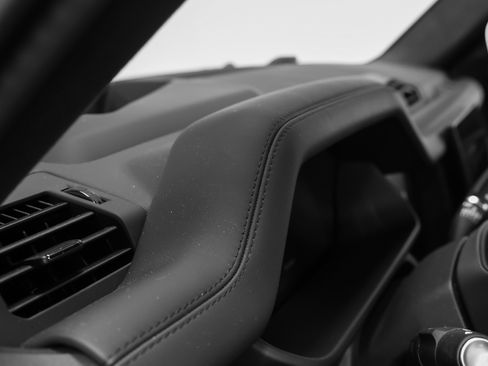 Used 2025 Land Rover Defender 110 image 32