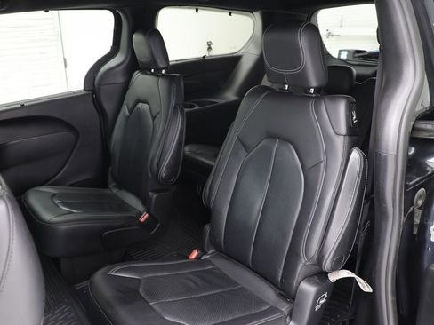 Used 2020 Chrysler Pacifica Touring-L w/ Advanced Safetytec Group image 12