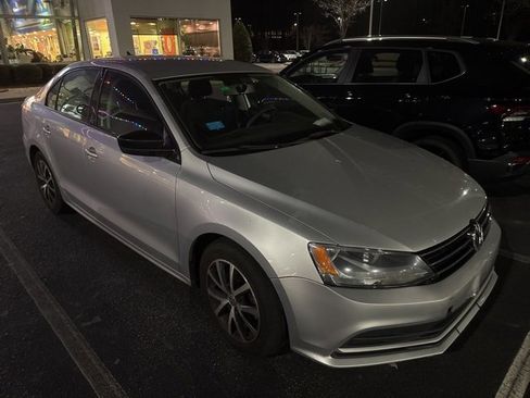 Used 2016 Volkswagen Jetta SE image 2
