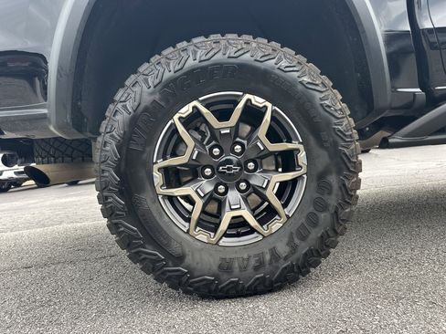 Used 2025 Chevrolet Colorado ZR2 w/ Technology Package AWD/4WD image 18