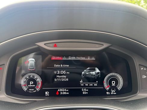 Used 2021 Audi Q8 Prestige AWD/4WD image 17