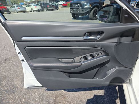 Used 2024 Nissan Altima 2.5 SR w/ SR Premium Package image 17