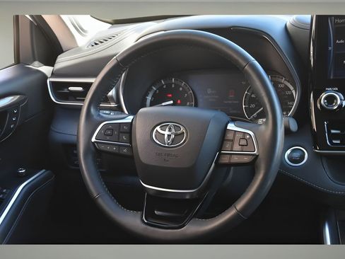 Used 2020 Toyota Highlander Platinum image 18