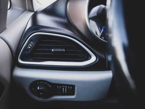 Used 2019 Chrysler Pacifica Touring-L image 11