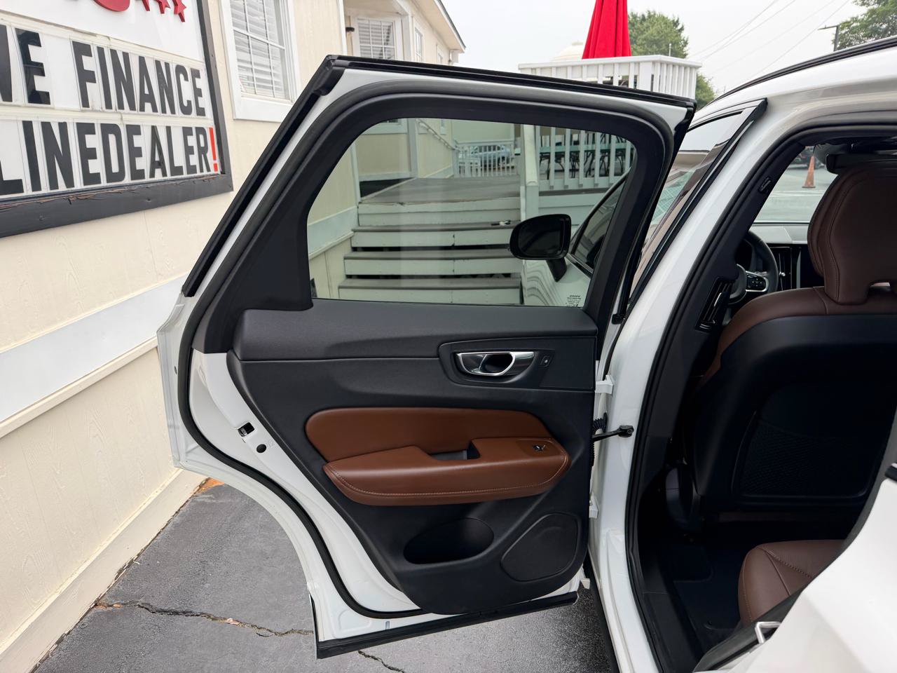 Used 2023 Volvo XC60 B5 Plus AWD/4WD image 21