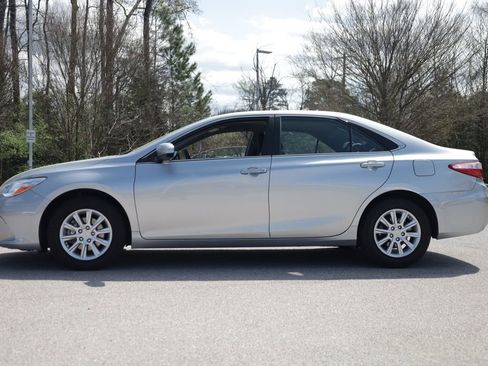 Used 2015 Toyota Camry LE image 2