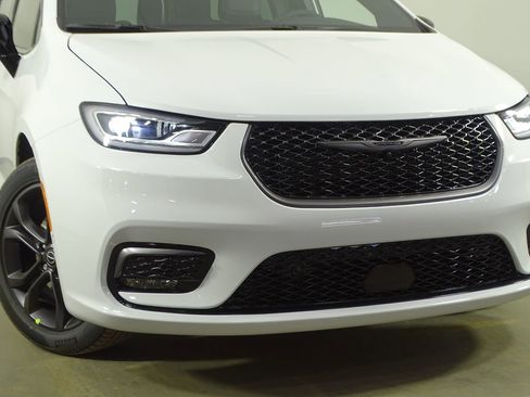 New 2026 Chrysler Pacifica Select image 46