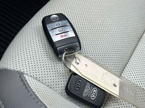 Used 2019 Kia Sorento SX image 40