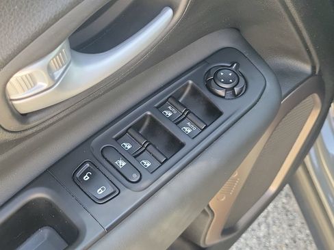 Used 2023 Jeep Renegade Latitude AWD/4WD image 18