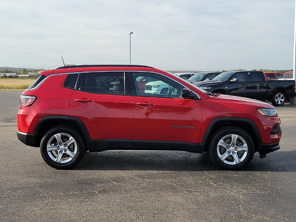 Used 2024 Jeep Compass Latitude AWD/4WD image 6
