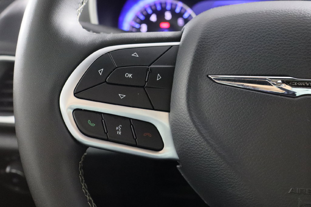 Used 2025 Chrysler Pacifica Select FWD image 8