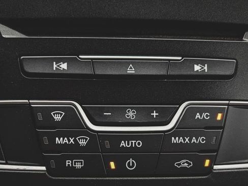 Used 2018 Ford Fusion SE w/ Fusion SE Technology Package FWD image 13