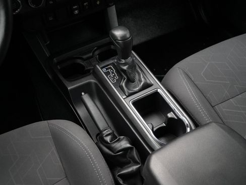 Used 2018 Toyota Tacoma TRD Off-Road AWD/4WD image 25