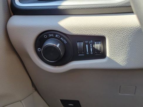Used 2023 Chrysler Voyager LX FWD image 12