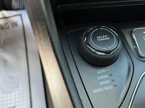 Used 2022 Jeep Cherokee Latitude AWD/4WD image 18