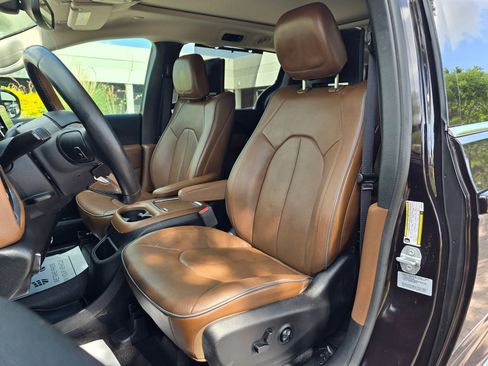 Used 2017 Chrysler Pacifica Limited FWD image 29