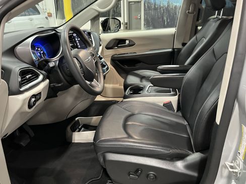 Used 2024 Chrysler Pacifica Touring-L image 10