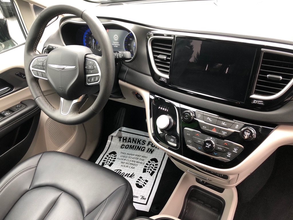Used 2024 Chrysler Pacifica Touring-L FWD image 28