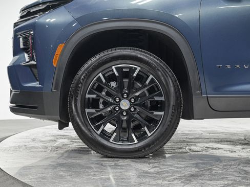 Used 2026 Chevrolet Traverse LT w/ Sun and Wheel Package AWD/4WD image 3