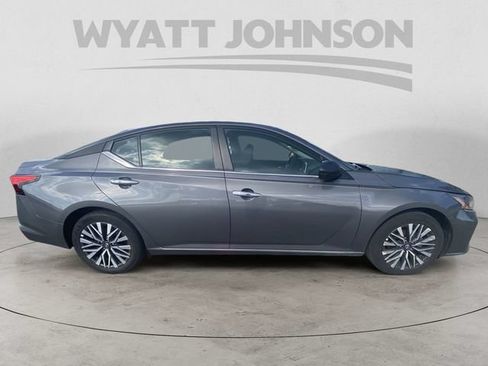 Used 2025 Nissan Altima 2.5 SV FWD image 11