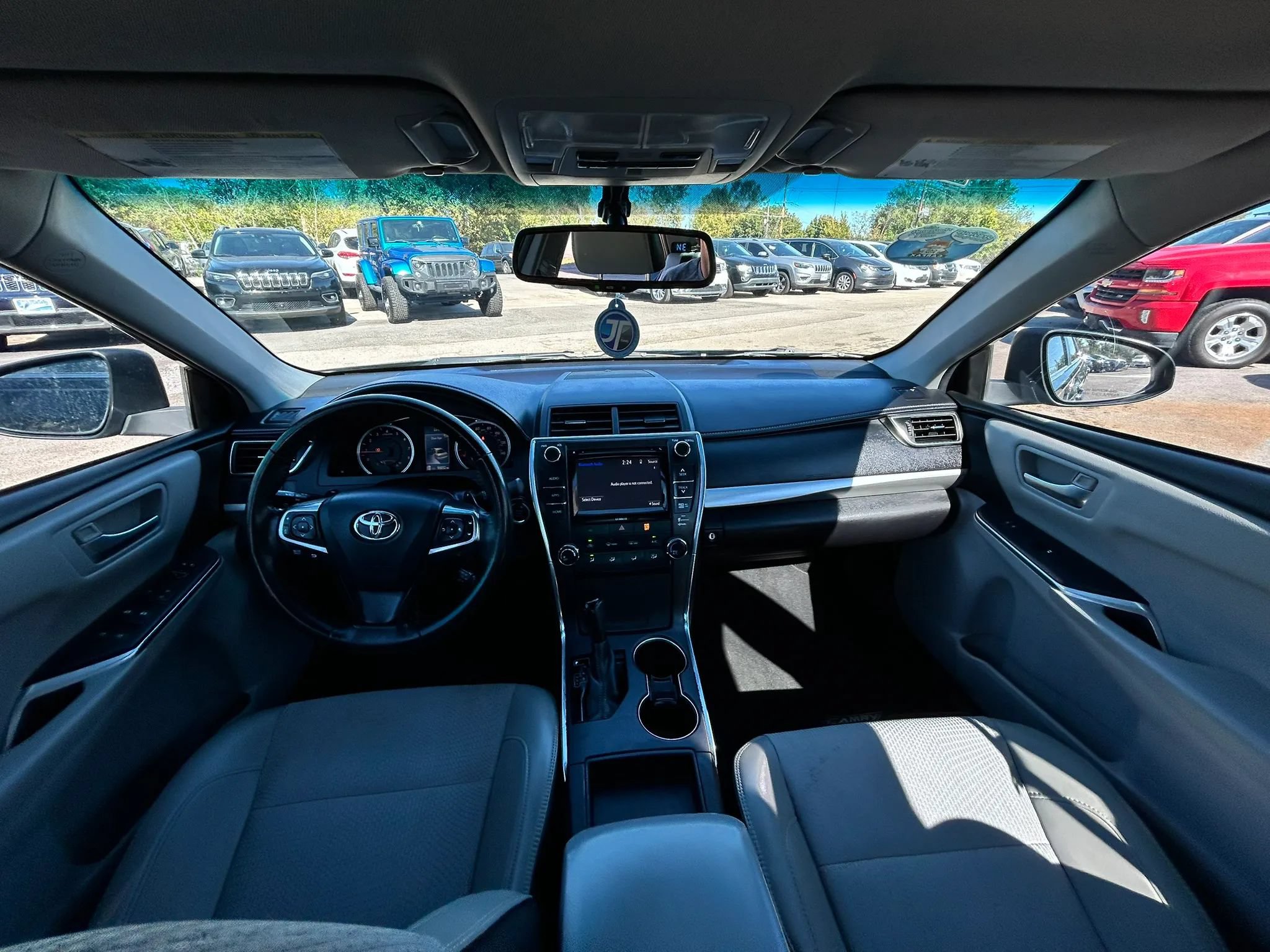 Used 2016 Toyota Camry SE w/ Moonroof Package FWD image 11