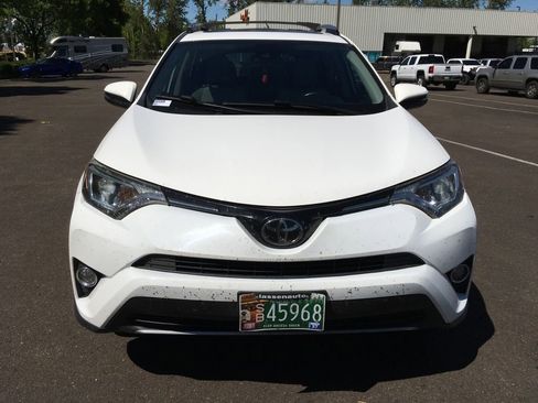 Used 2018 Toyota RAV4 XLE AWD/4WD image 9