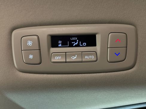 Used 2025 Kia Carnival FWD image 23