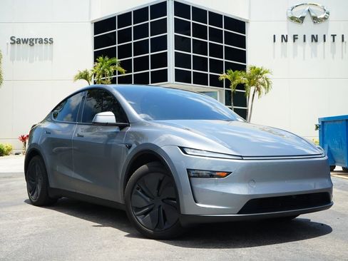 Used 2026 Tesla Model Y AWD image 1
