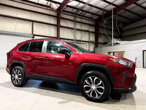 Used 2020 Toyota RAV4 LE FWD image 3