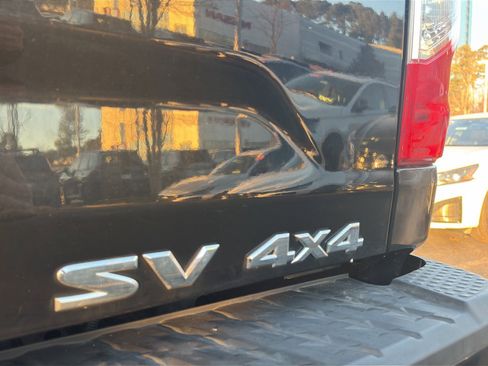 Used 2019 Nissan Titan SV w/ SV Convenience Package image 17