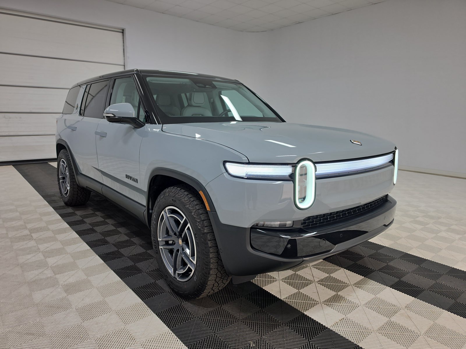 Used 2025 Rivian R1S Adventure Dual AWD/4WD image 7