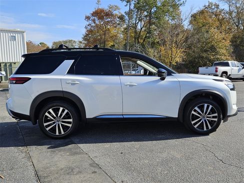 New 2025 Nissan Pathfinder Platinum image 10