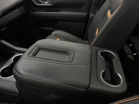 Used 2023 GMC Yukon XL AT4 w/ AT4 Premium Plus Package AWD/4WD image 36