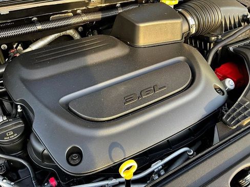 Used 2023 Chrysler Voyager LX image 34