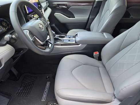 New 2026 Toyota Highlander Platinum AWD/4WD image 8