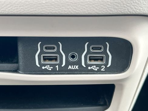 Used 2023 Chrysler Pacifica Touring-L image 31