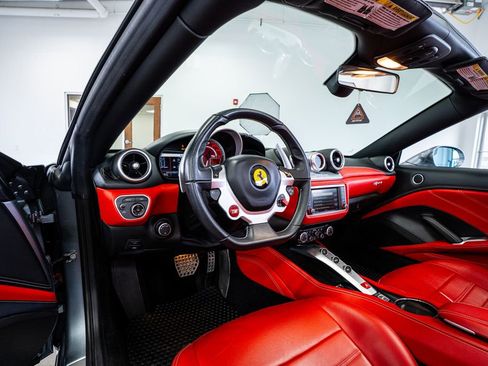 Used 2017 Ferrari California T image 39