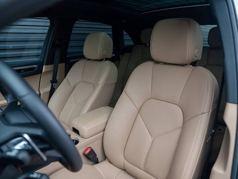 Certified 2026 Porsche Macan AWD/4WD image 5