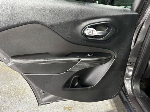 Used 2015 Jeep Cherokee Latitude FWD image 22