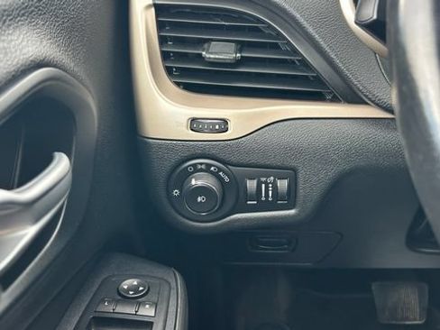 Used 2016 Jeep Cherokee Limited AWD/4WD image 21