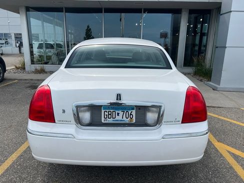 Used 2006 Lincoln Town Car Signature RWD image 3