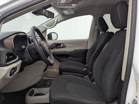 Used 2023 Chrysler Voyager LX FWD image 14