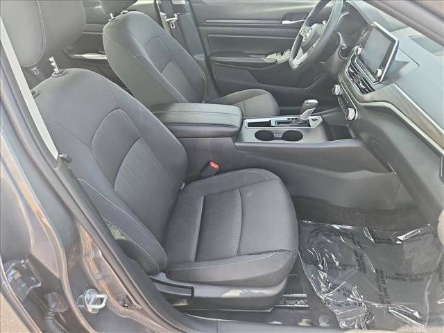Used 2025 Nissan Altima 2.5 SV FWD image 19