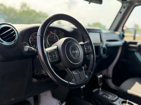 Used 2018 Jeep Wrangler Unlimited Sport w/ Connectivity Group AWD/4WD image 12