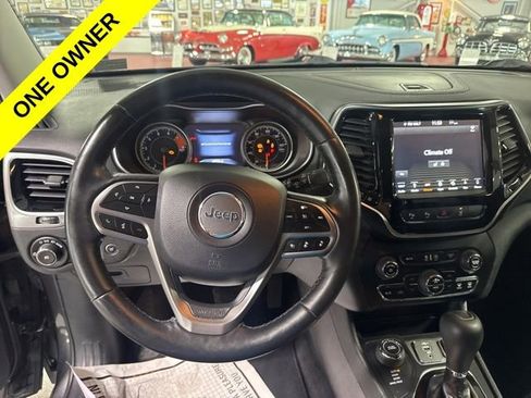 Used 2019 Jeep Cherokee Limited w/ Technology Group AWD/4WD image 2