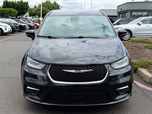 Used 2023 Chrysler Pacifica Touring-L FWD image 3