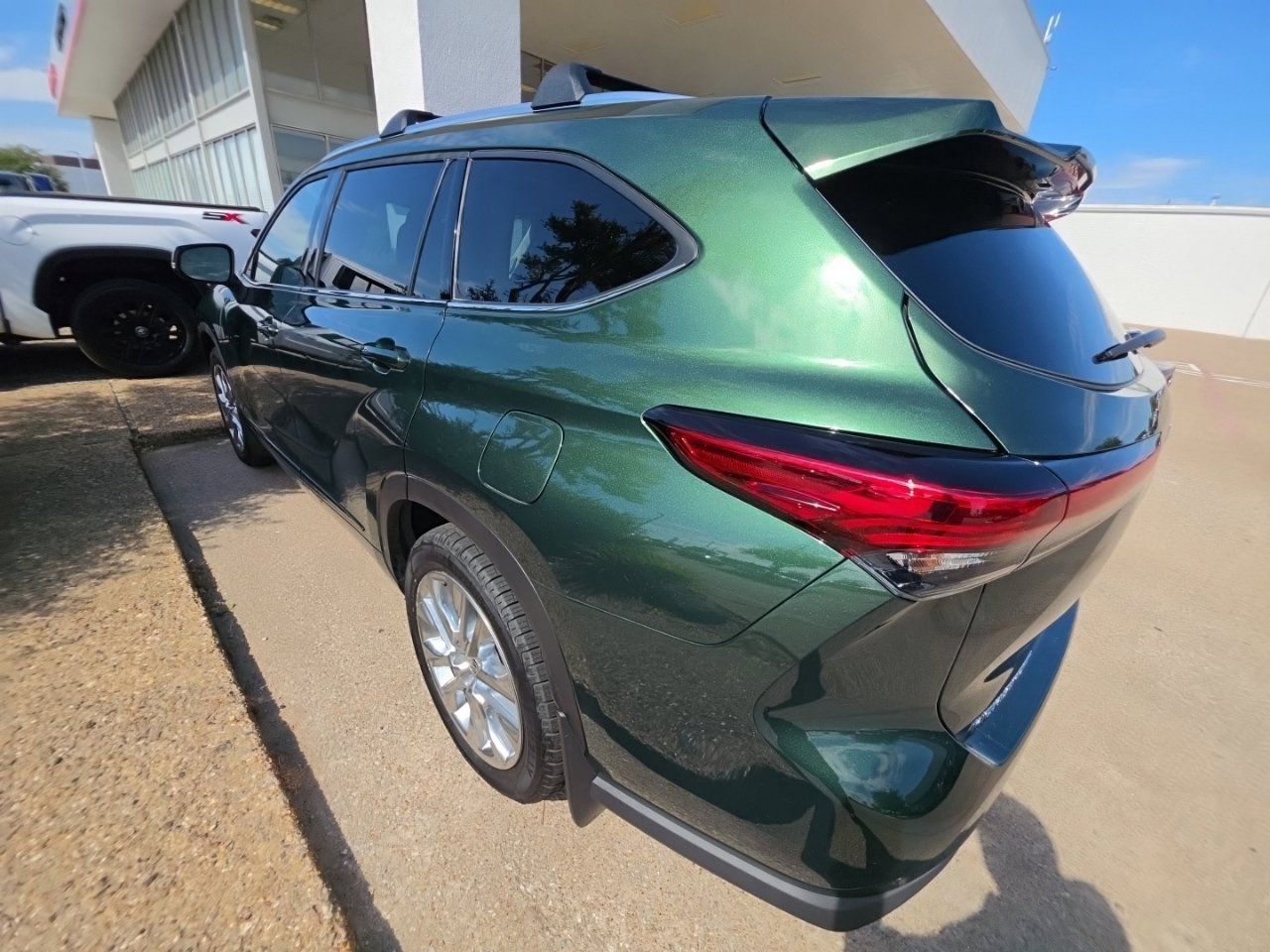 Used 2023 Toyota Highlander Limited AWD/4WD image 5