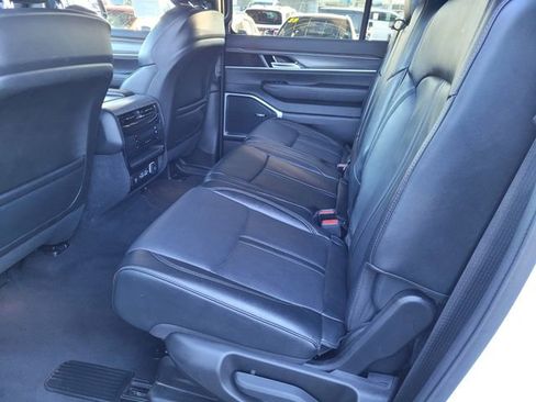 Certified 2024 Jeep Wagoneer L Series III w/ Flexible Seating Group image 18