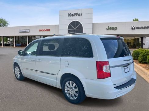 Used 2014 Chrysler Town & Country Touring FWD image 4