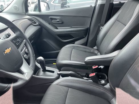 Used 2021 Chevrolet Trax LT w/ LT Convenience Package image 25